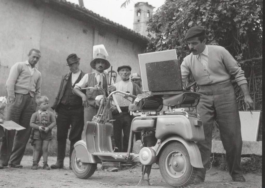 1949-Race-painters-and-Lambretta-00011-e