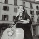 1951 Η κάτοχος του τίτλος Μις Lambretta, Liliana Spagno, με μια 125 LC