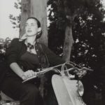 1951 Η κάτοχος του τίτλος Μις Lambretta, Liliana Spagno, με μια 125 LC