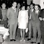 1955 Ο ιδιοκτήτης του εργοστασίου στην Ινδονησία και ο Ιταλός εκπρόσωπος της Innocenti