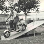 1956 Gymkhana (αγώνες δεξιοτεχνίας με μοτοσικλέτα) με Lambretta στο Πινερόλο