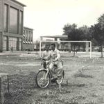 1956 Gymkhana (αγώνες δεξιοτεχνίας με μοτοσικλέτα) με Lambretta στο Πινερόλο