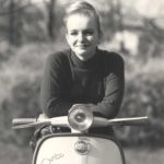 1964 Η Βαλέρια Σιανγκοτίνι ποζάρει με μια Lambretta Cento