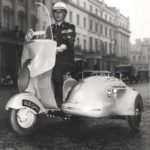 Αστυνομικός σε σκούτερ με πλαϊνό καλάθι