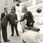 1958 Prince Rainier and princess Grace Kelly of Monaco with a Lambretta 150 LI SERIES 1 copia 2